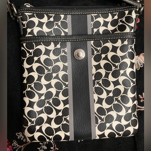 Pre-Owned Coach Signature Messenger Style Bag in Fair condition - Picture 4 of 16